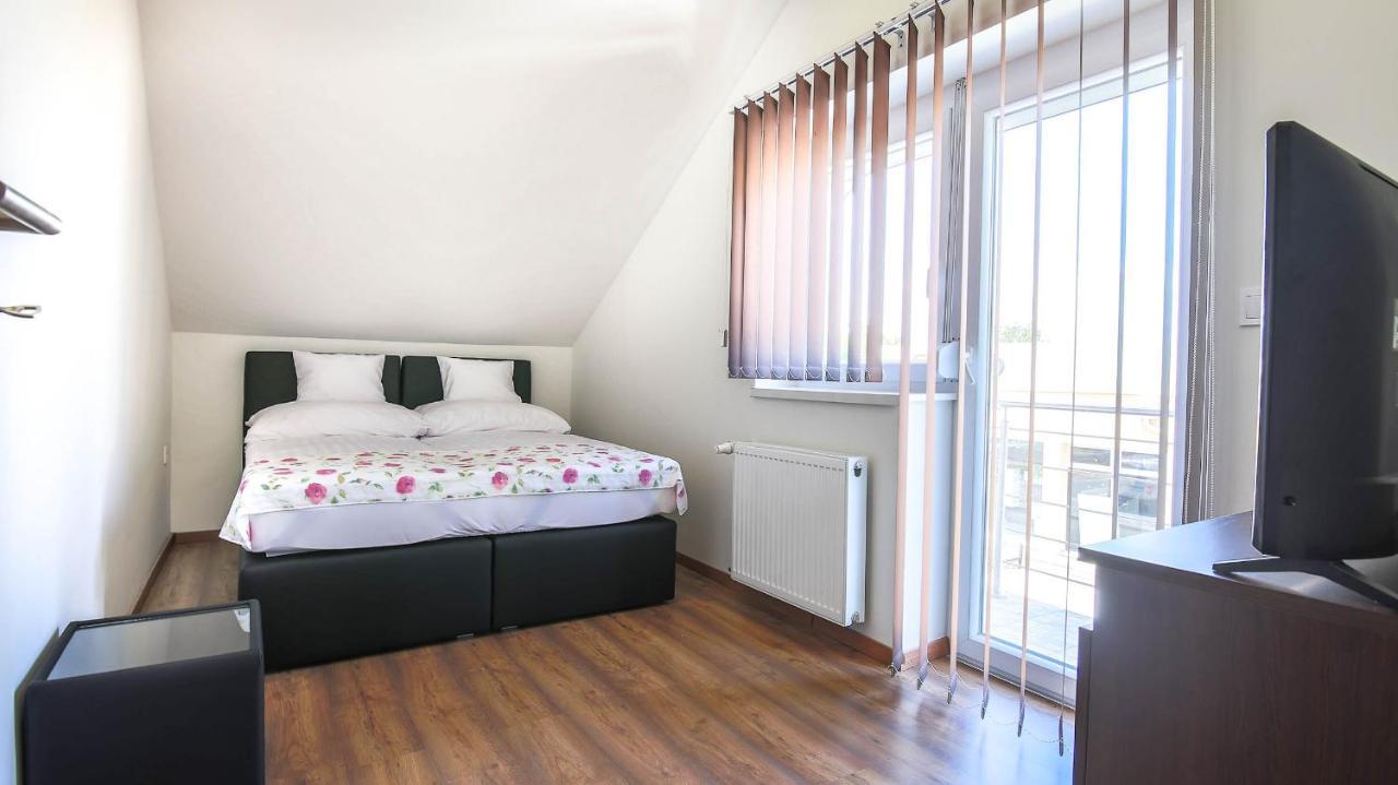 White Apartman Siófok Esterno foto