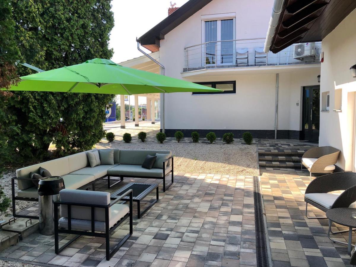White Apartman Siófok Esterno foto