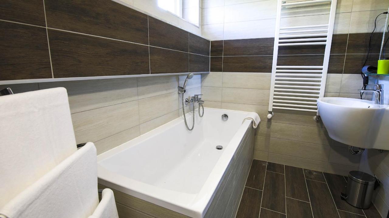 White Apartman Siófok Esterno foto